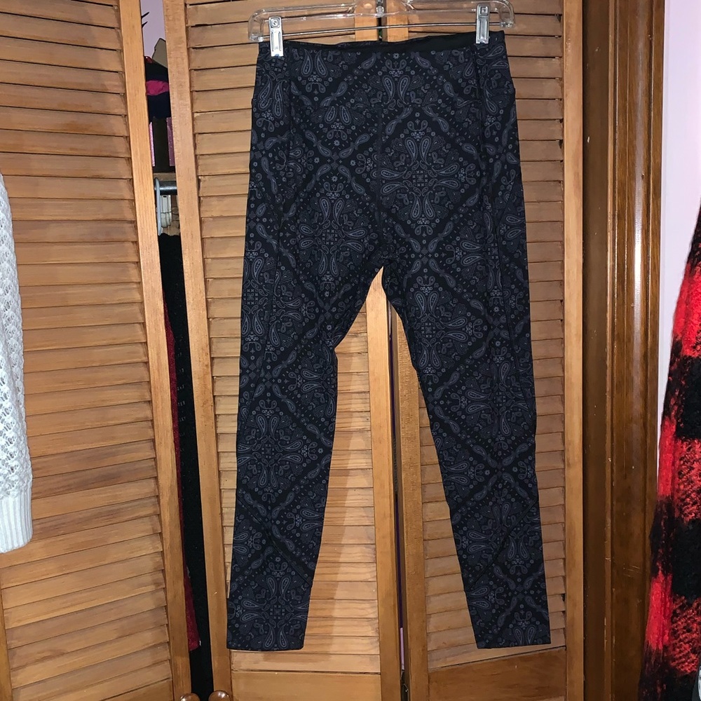 BNWOT PINK Sport paisley leggings.